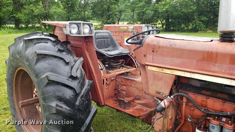 image for item DF3499 International 674 tractor