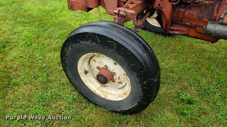 image for item DF3499 International 674 tractor