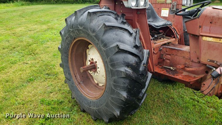 image for item DF3499 International 674 tractor