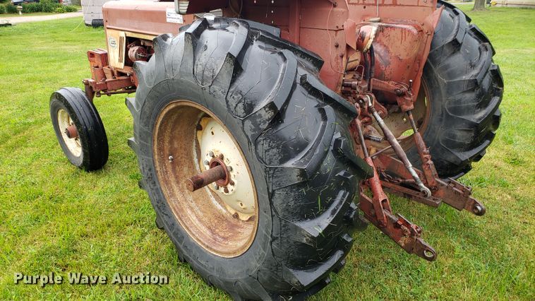 image for item DF3499 International 674 tractor