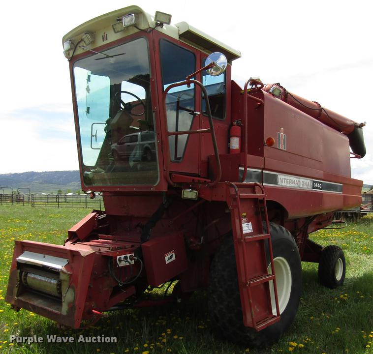 image for item DG1219 1981 International 1440 combine