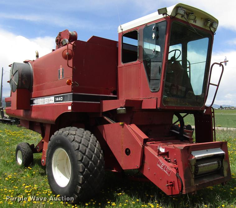 image for item DG1219 1981 International 1440 combine