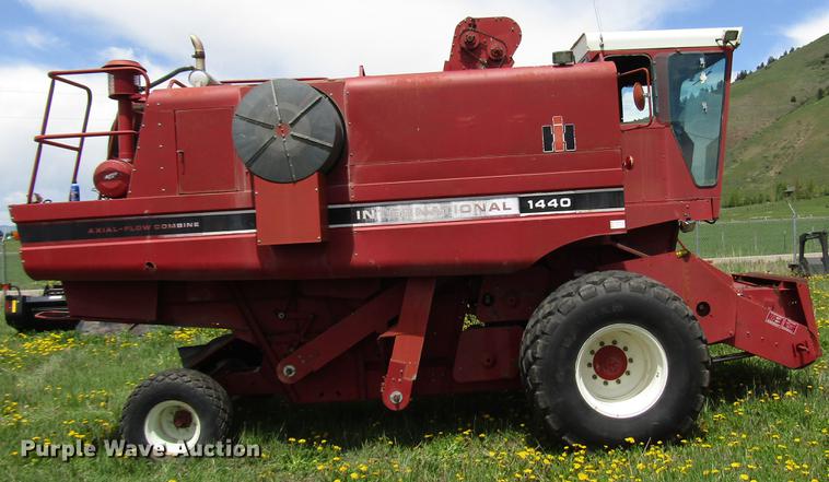 image for item DG1219 1981 International 1440 combine