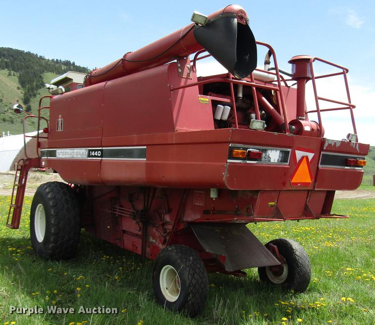 image for item DG1219 1981 International 1440 combine