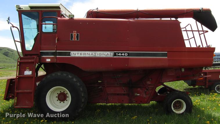 image for item DG1219 1981 International 1440 combine