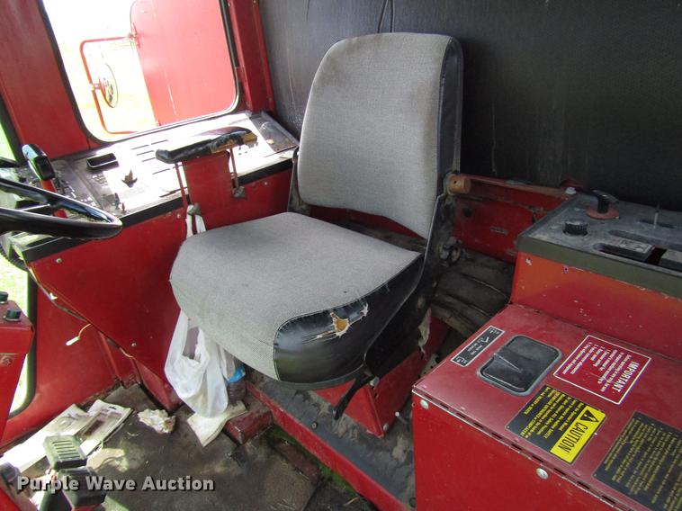 image for item DG1219 1981 International 1440 combine