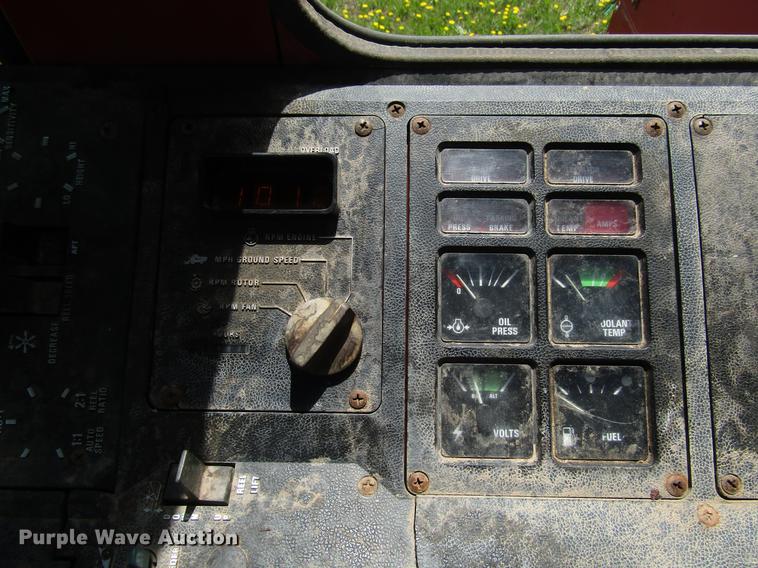 image for item DG1219 1981 International 1440 combine