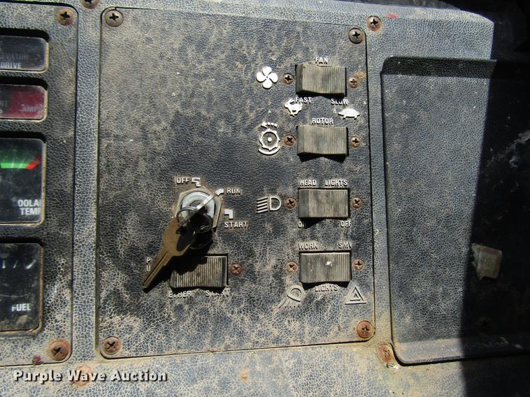 image for item DG1219 1981 International 1440 combine