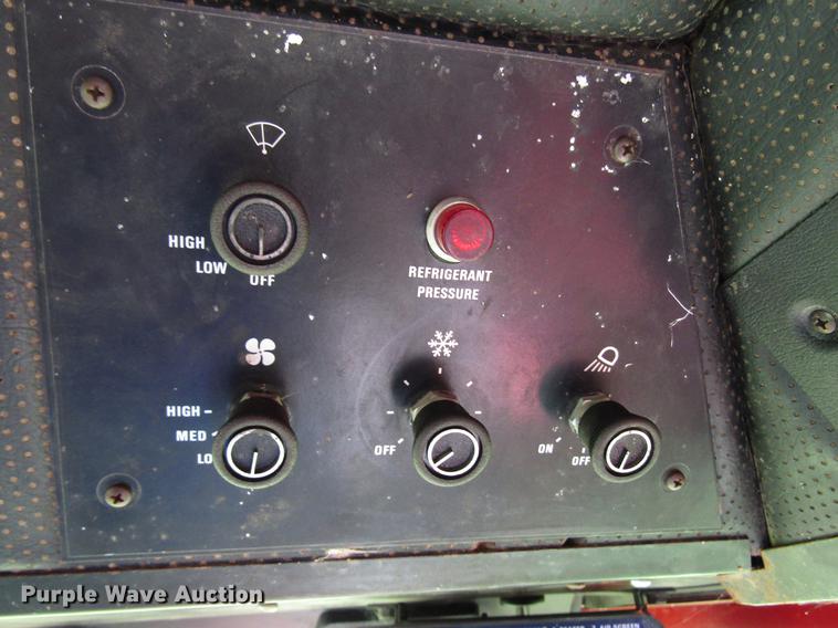 image for item DG1219 1981 International 1440 combine