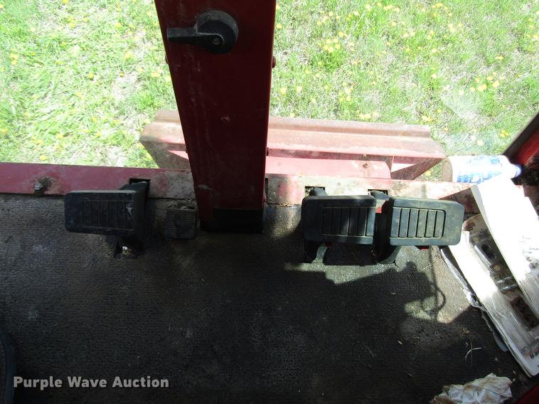 image for item DG1219 1981 International 1440 combine