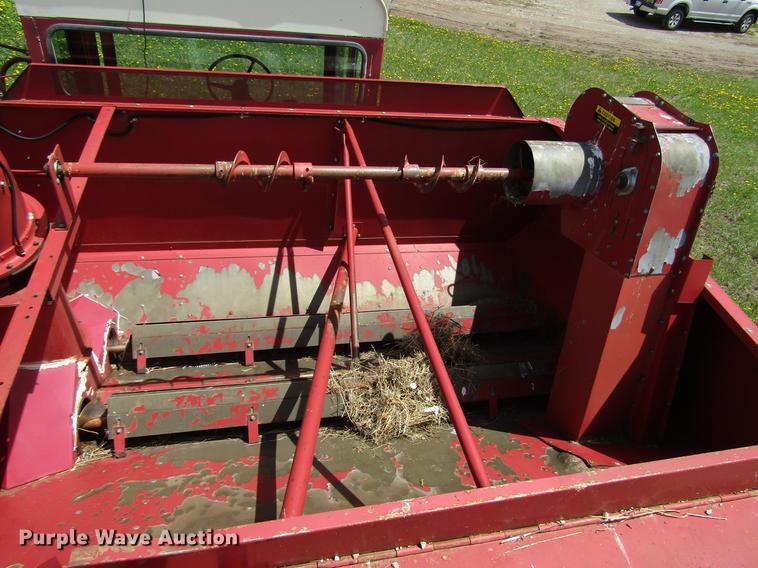 image for item DG1219 1981 International 1440 combine