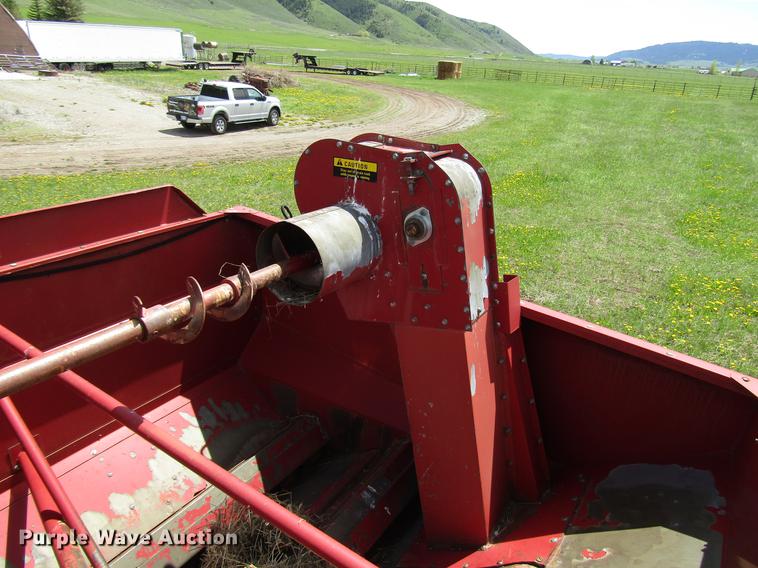 image for item DG1219 1981 International 1440 combine