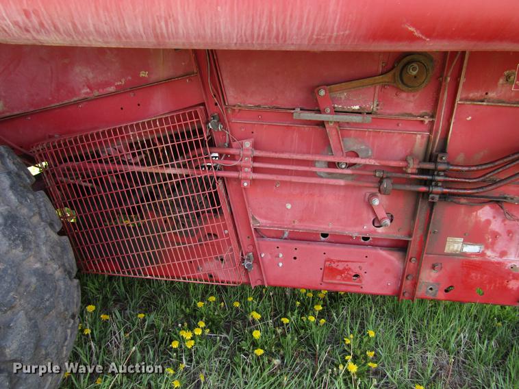 image for item DG1219 1981 International 1440 combine