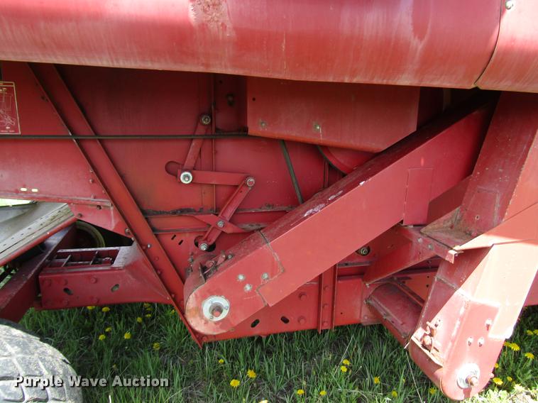 image for item DG1219 1981 International 1440 combine
