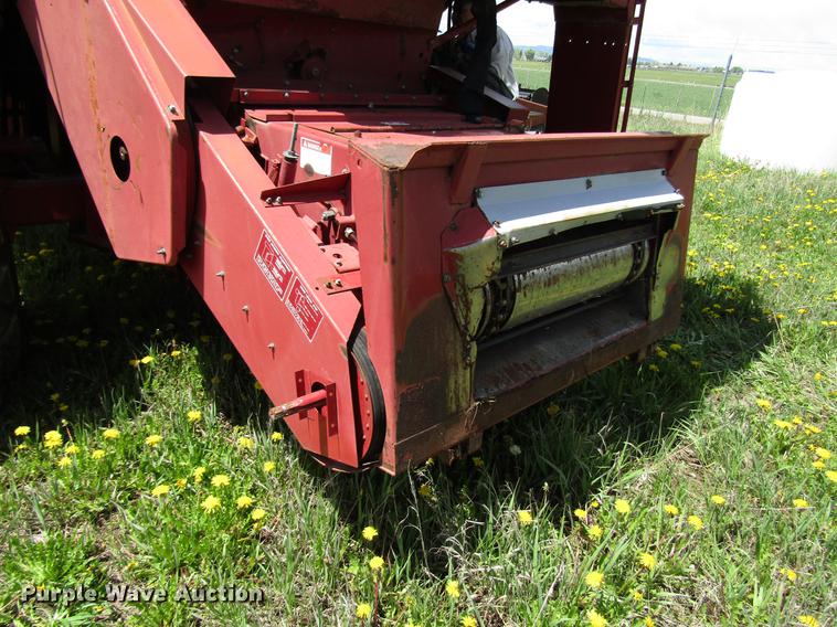 image for item DG1219 1981 International 1440 combine