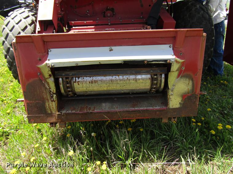 image for item DG1219 1981 International 1440 combine