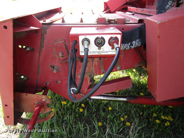 image for item DG1219 1981 International 1440 combine
