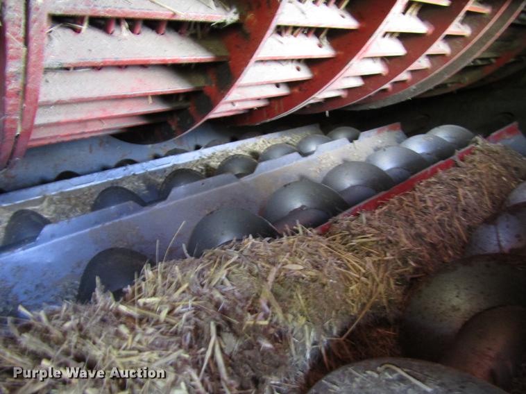 image for item DG1219 1981 International 1440 combine