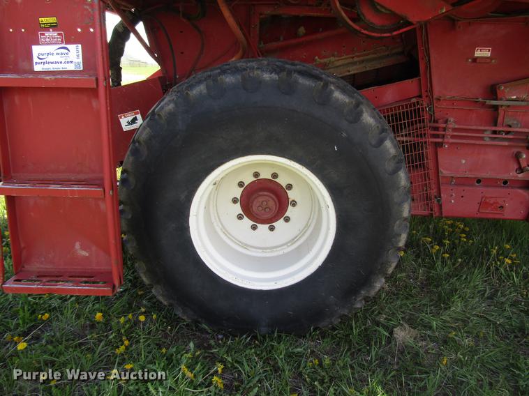 image for item DG1219 1981 International 1440 combine