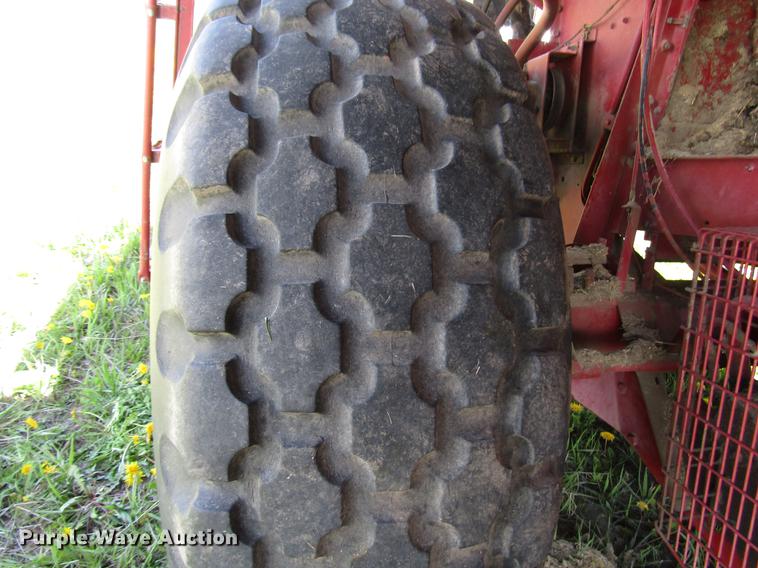 image for item DG1219 1981 International 1440 combine