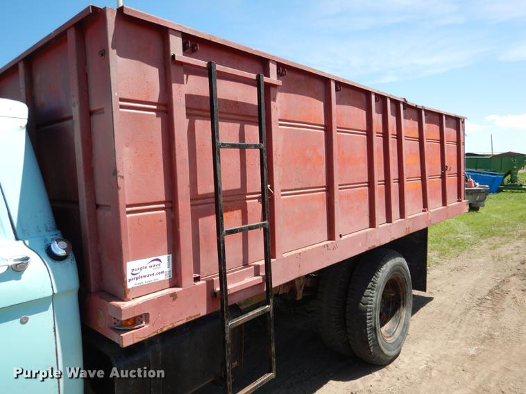 image for item DG5802 1965 Ford F600 grain truck