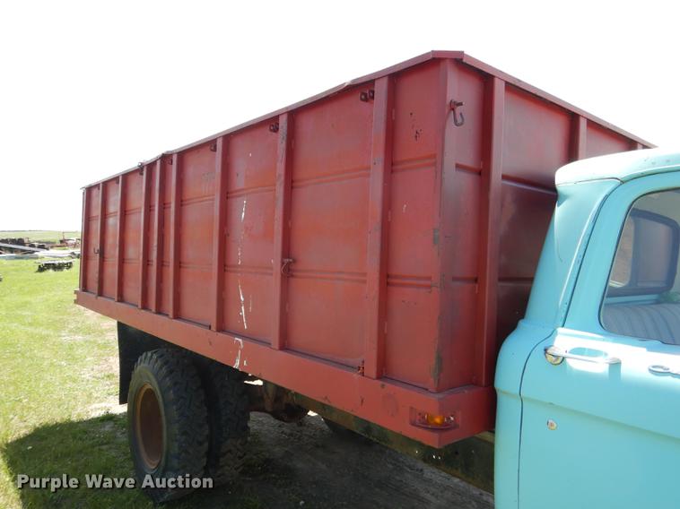 image for item DG5802 1965 Ford F600 grain truck