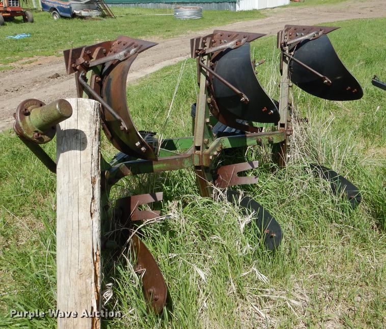 image for item DG5804 John Deere three bottom plow