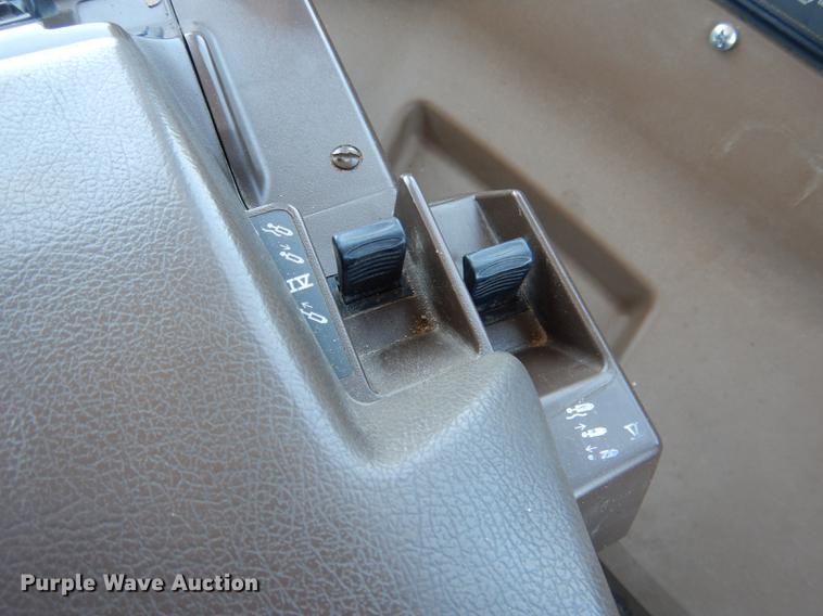 image for item DG5809 2001 John Deere 9400 4WD tractor