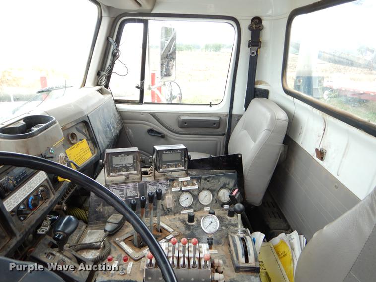 image for item ED9316 2002 International 2554 applicator truck