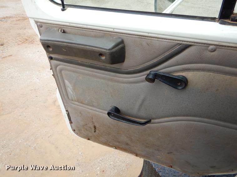 image for item ED9316 2002 International 2554 applicator truck