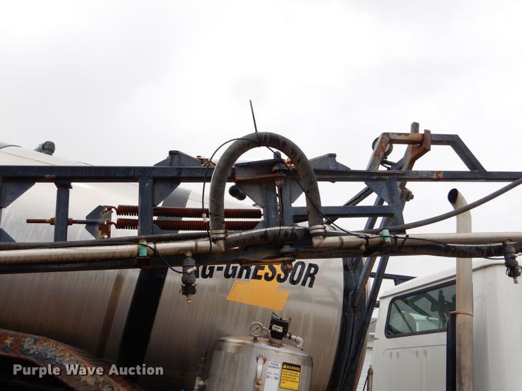 image for item ED9316 2002 International 2554 applicator truck