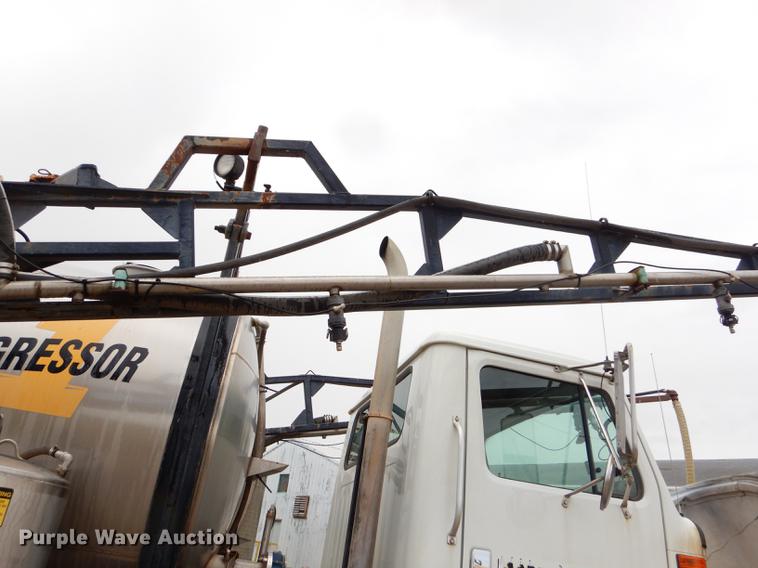 image for item ED9316 2002 International 2554 applicator truck