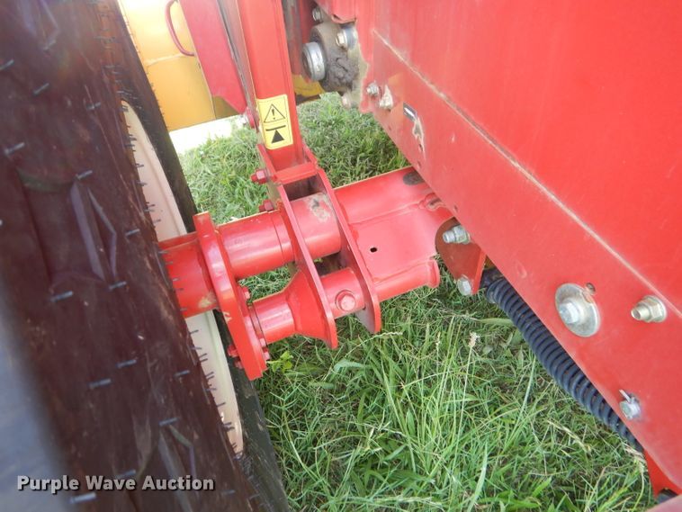 image for item ED9394 2016 New Holland Rollbelt 460 round baler