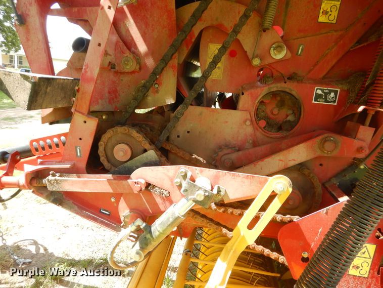 image for item ED9394 2016 New Holland Rollbelt 460 round baler