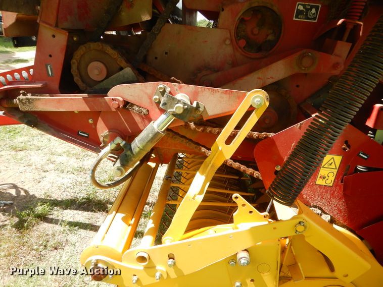 image for item ED9394 2016 New Holland Rollbelt 460 round baler