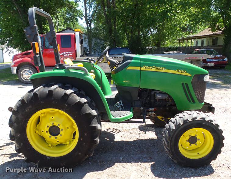 image for item EM9758 2006 John Deere 4520 MFWD tractor