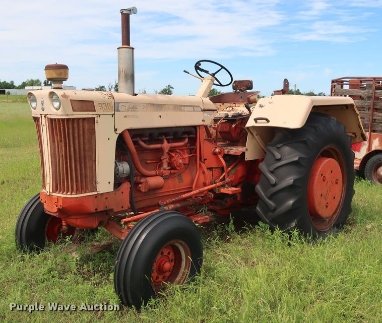 image for item FE9667 Case 930 Comfort King tractor