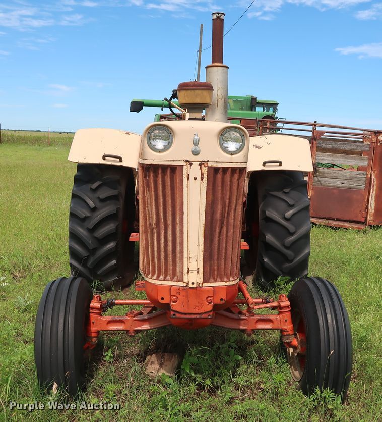 image for item FE9667 Case 930 Comfort King tractor