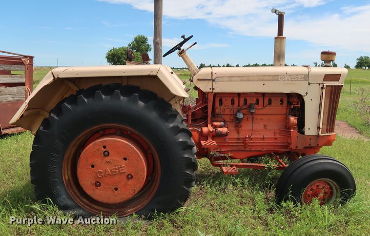 image for item FE9667 Case 930 Comfort King tractor