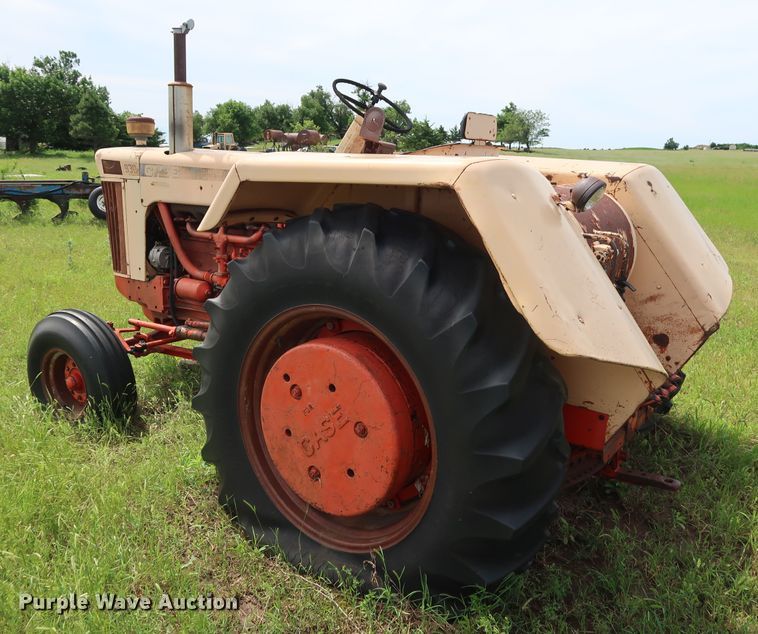 image for item FE9667 Case 930 Comfort King tractor