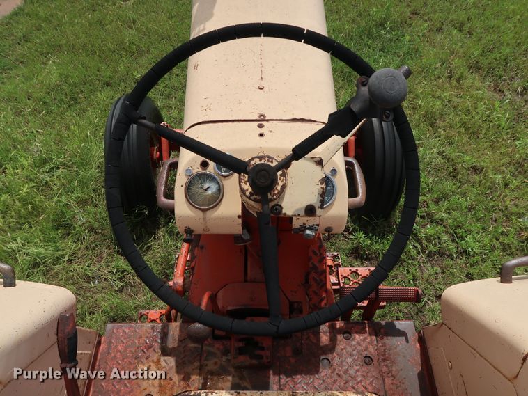 image for item FE9667 Case 930 Comfort King tractor