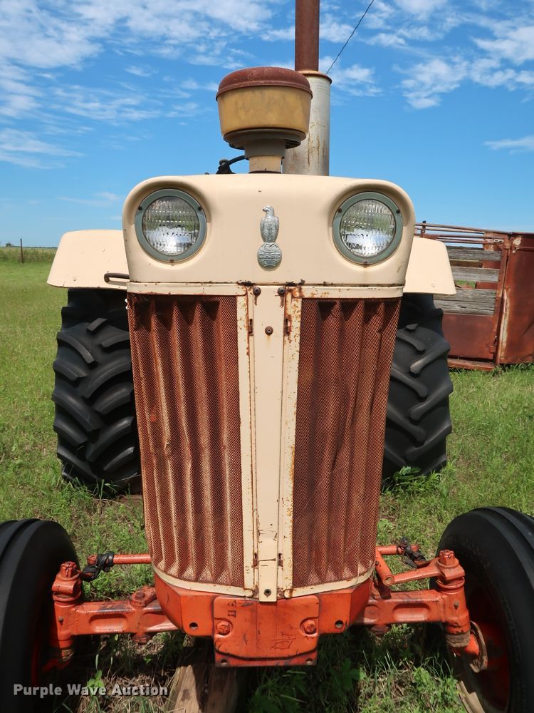 image for item FE9667 Case 930 Comfort King tractor