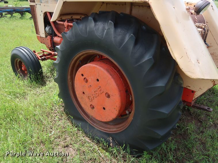 image for item FE9667 Case 930 Comfort King tractor