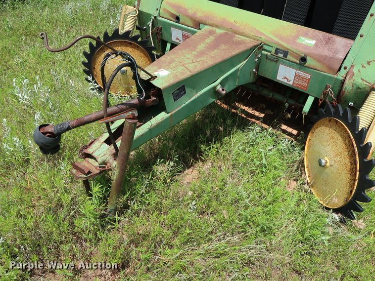 image for item FE9671 1983 John Deere 530 round baler