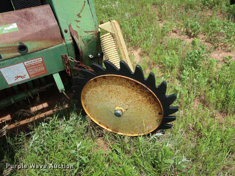 image for item FE9671 1983 John Deere 530 round baler