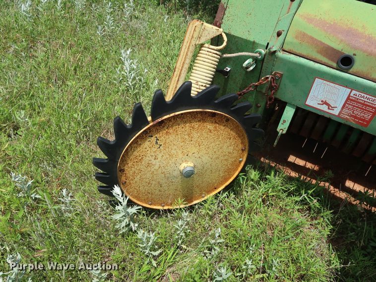 image for item FE9671 1983 John Deere 530 round baler