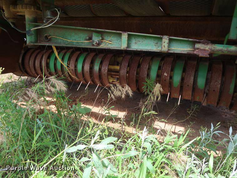 image for item FE9671 1983 John Deere 530 round baler