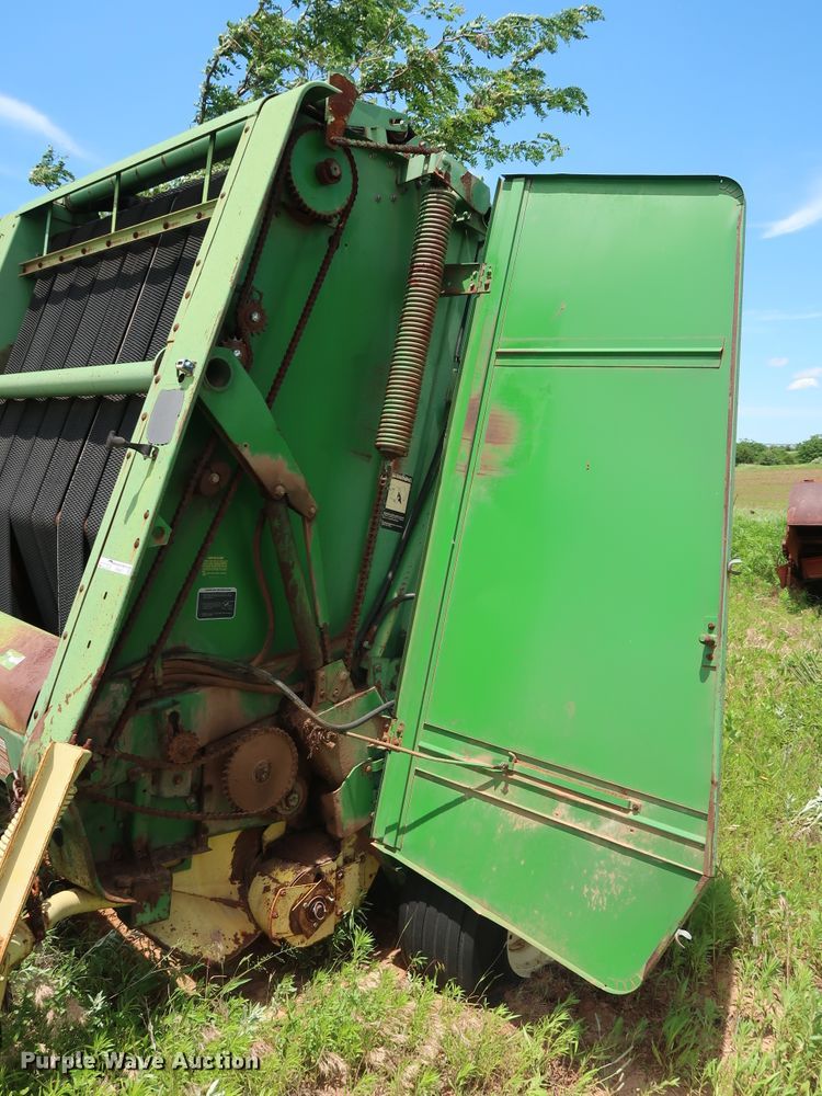 image for item FE9671 1983 John Deere 530 round baler