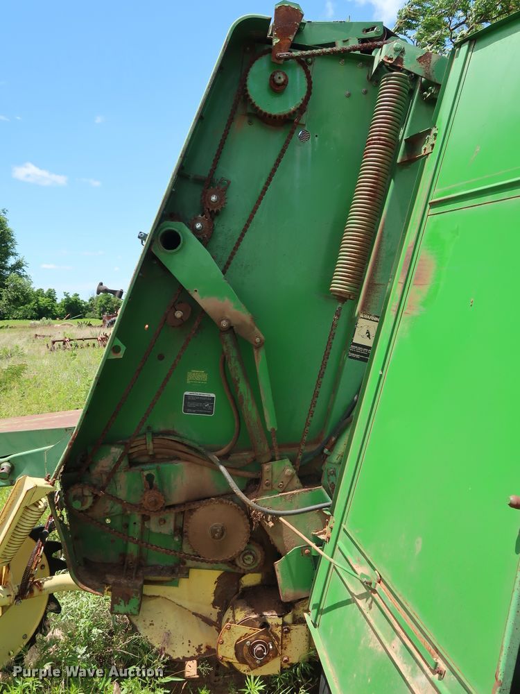 image for item FE9671 1983 John Deere 530 round baler