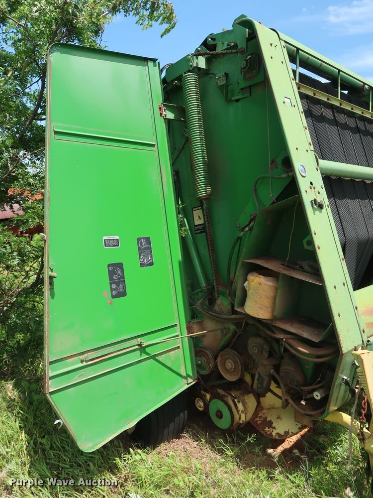 image for item FE9671 1983 John Deere 530 round baler